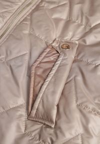 Born2be - Brązowa Pikowana Kurtka Przejściowa z Kapturem i Bocznymi Suwakami Mado. Okazja: na co dzień. Typ kołnierza: kaptur. Kolor: brązowy. Materiał: poliester, jeans. Styl: casual, klasyczny #2