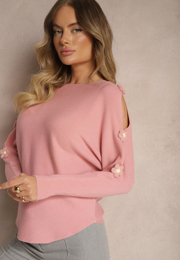 Renee - Ciemnoróżowy Sweter z Wiskozą Ozdobiony Wycięciami na Rękawach Evathia. Okazja: na co dzień. Kolor: różowy. Materiał: wiskoza. Wzór: aplikacja. Styl: casual, elegancki, wizytowy