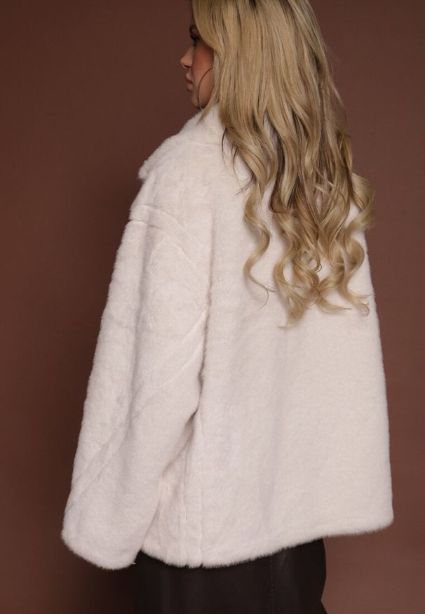 Renee - Biała Dwurzędowa Kurtka Futerko o Fasonie Oversize Manella. Okazja: na co dzień. Kolor: biały. Materiał: futro. Wzór: aplikacja. Styl: casual