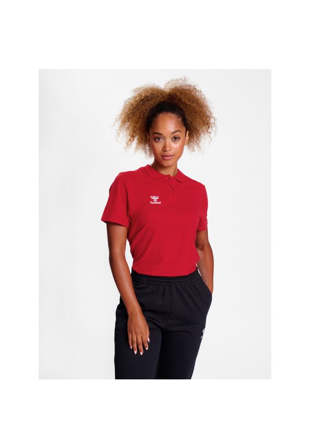 Damska koszulka polo Hummel Go 2.0. Typ kołnierza: polo. Kolor: wielokolorowy, czerwony, różowy. Materiał: tkanina