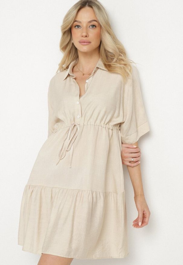 Born2be - Jasnobeżowa Sukienka Koszulowa z Wiskozy z Kołnierzykiem i Wiązaniem Nanieria. Okazja: na co dzień. Kolor: beżowy. Materiał: wiskoza. Długość rękawa: krótki rękaw. Typ sukienki: koszulowe. Styl: casual, boho