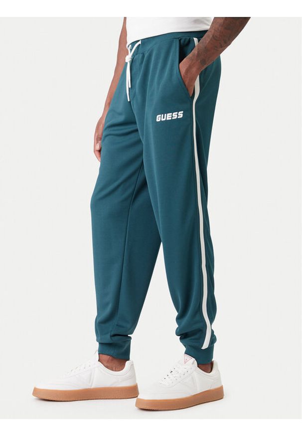 Guess Spodnie dresowe Z6RB13 KD482 Zielony Regular Fit. Kolor: zielony. Materiał: syntetyk