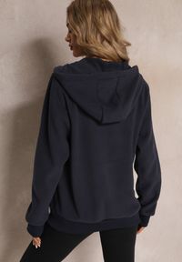 Renee - Granatowa Sportowa Bluza Zapinana na Suwak z Haftowanym Napisem Kelso. Kolor: niebieski. Materiał: bawełna. Wzór: haft, napisy. Styl: sportowy #5