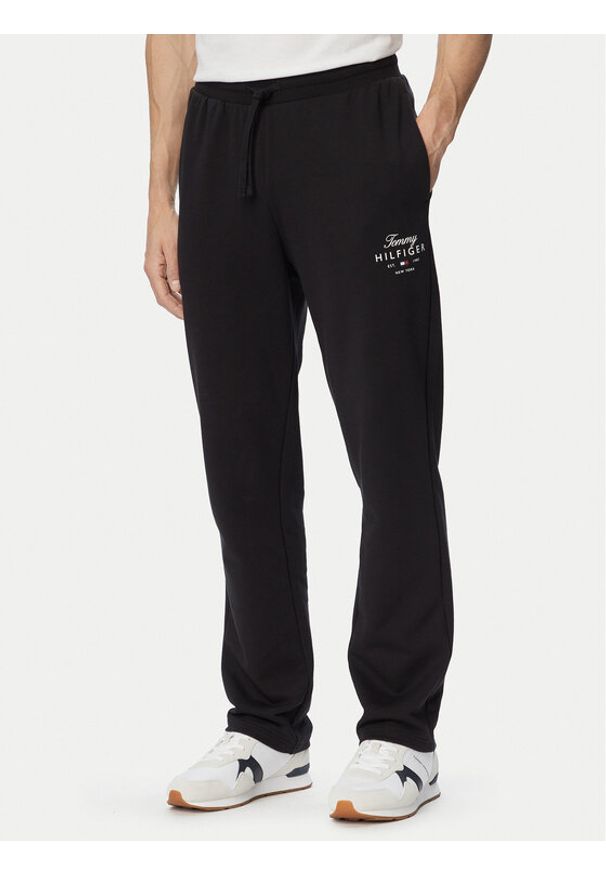 TOMMY HILFIGER - Tommy Hilfiger Spodnie dresowe Script Stack MW0MW44332 Czarny Regular Fit. Kolor: czarny. Materiał: bawełna