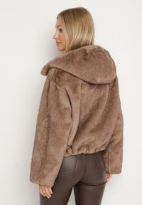 Born2be - Brązowa Kurtka Futrzana z Nieodpinanym Kapturem Lanasia. Okazja: na co dzień. Kolor: brązowy. Materiał: futro. Styl: casual, elegancki #6