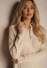 Renee - Jasnobeżowa Sukienka z Wełną i Bawełną Ozdobiona Suwakiem i Kołnierzykiem Leralina. Okazja: na co dzień. Kolor: beżowy. Materiał: bawełna, wełna. Wzór: aplikacja. Typ sukienki: proste. Styl: klasyczny, casual