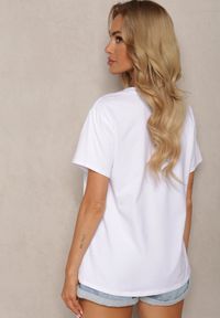 Renee - Biały Bawełniany T-shirt z Krótkim Rękawem i Cyrkoniami Risarie. Typ kołnierza: kołnierz z falbankami. Kolor: biały. Materiał: bawełna. Długość rękawa: krótki rękaw. Długość: krótkie. Sezon: wiosna #5