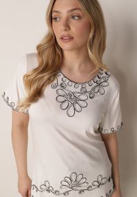 Born2be - Biała Wiskozowa Bluzka na Krótki Rękaw z Etno Haftem z Metaliczną Nicią Aiopa. Okazja: do pracy, na co dzień, na spotkanie biznesowe. Kolekcja: plus size. Kolor: biały. Materiał: wiskoza. Długość rękawa: krótki rękaw. Długość: krótkie. Wzór: haft. Styl: etno #5