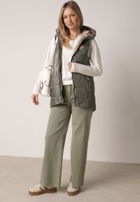 Born2be - Zielona Pikowana Kamizelka o Długim Kroju z Nieodpinanym Kapturem i Aplikacją Koretes. Okazja: na co dzień. Kolor: zielony. Materiał: prążkowany, poliester. Długość: długie. Wzór: aplikacja. Styl: casual #2