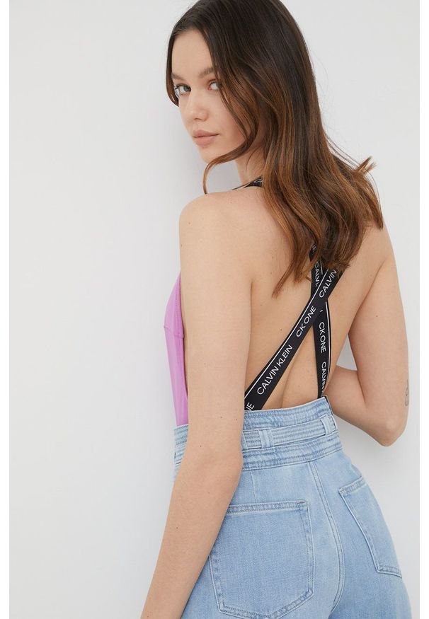 Calvin Klein strój kąpielowy kolor fioletowy miękka miseczka. Kolor: fioletowy