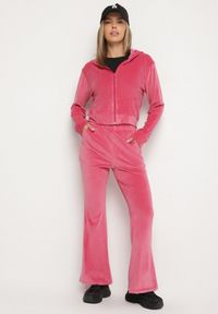 Born2be - Różowy Welurowy Komplet Dresowy z Cyrkoniową Aplikacją Bluza i Spodnie Mitene. Kolor: różowy. Materiał: welur, dresówka. Wzór: aplikacja. Sport: turystyka piesza #5