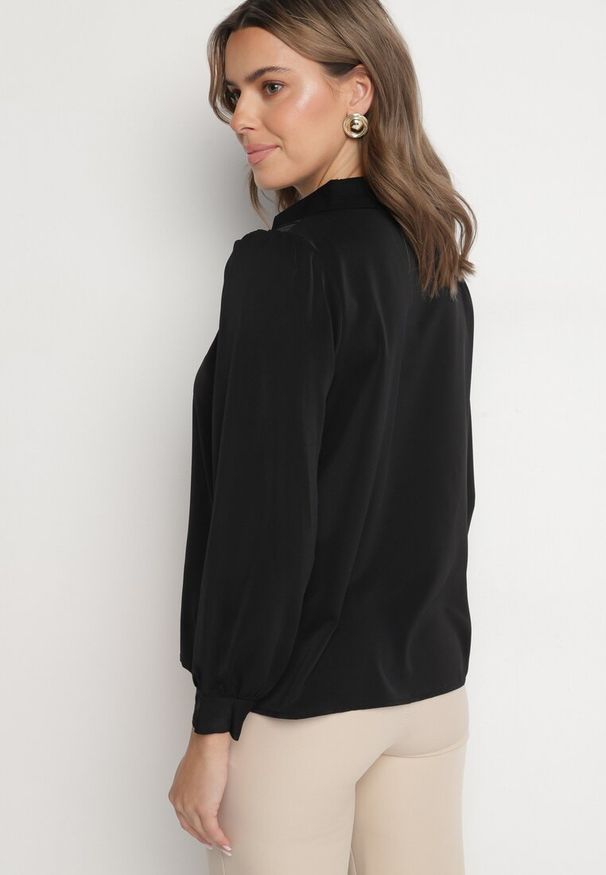 Born2be - Czarna Bluzka z Kołnierzykiem i Odpinanym Łańcuszkiem z Cyrkoniami Gonwira. Okazja: na co dzień. Typ kołnierza: dekolt w serek. Kolor: czarny. Materiał: jeans. Długość rękawa: długi rękaw. Długość: długie. Styl: casual, elegancki