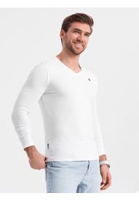 Ombre Clothing - Zestaw męskich longsleeve'ów SLIM FIT z dekoltem typu V i logotypem 2-pak – mix biały/czarny V4 Z87 - XXL. Okazja: na co dzień. Kolor: biały. Materiał: bawełna, materiał, elastan. Długość rękawa: długi rękaw. Wzór: gładki, jednolity. Styl: klasyczny, casual