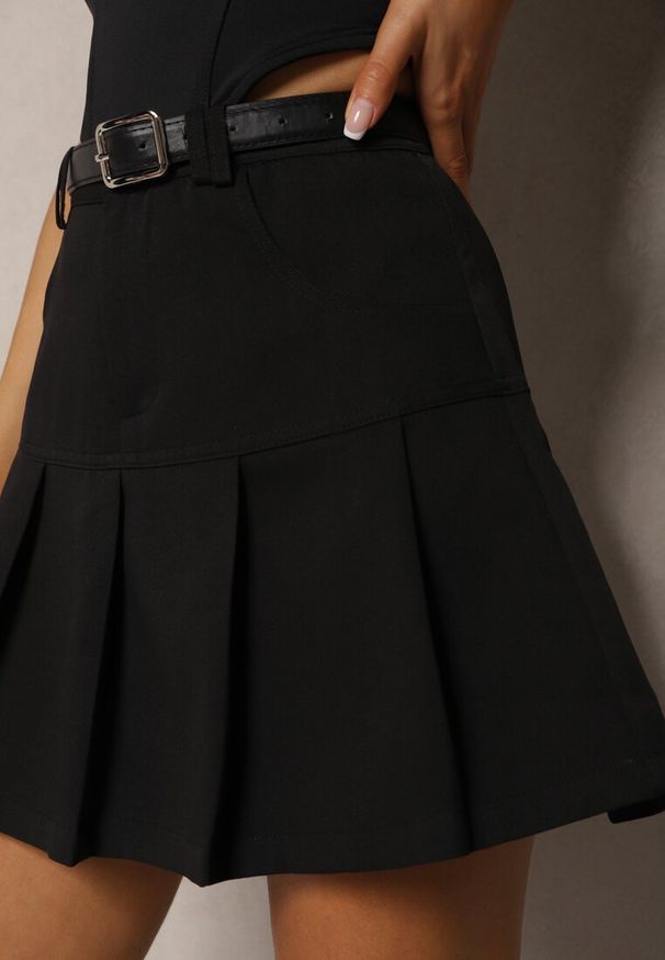 Renee - Czarne Plisowane Spódnico-Spodenki z Dodatkiem Wiskozy High Waist Ozdobione Paskiem Selivia. Stan: podwyższony. Kolor: czarny. Materiał: wiskoza. Wzór: aplikacja
