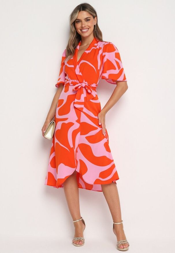 Born2be - Pomarańczowo-Różowa Kopertowa Sukienka z Wiązaniem w Pasie Raviara. Okazja: na co dzień, na spotkanie biznesowe. Kolor: pomarańczowy. Długość rękawa: krótki rękaw. Typ sukienki: kopertowe. Styl: casual, biznesowy, elegancki
