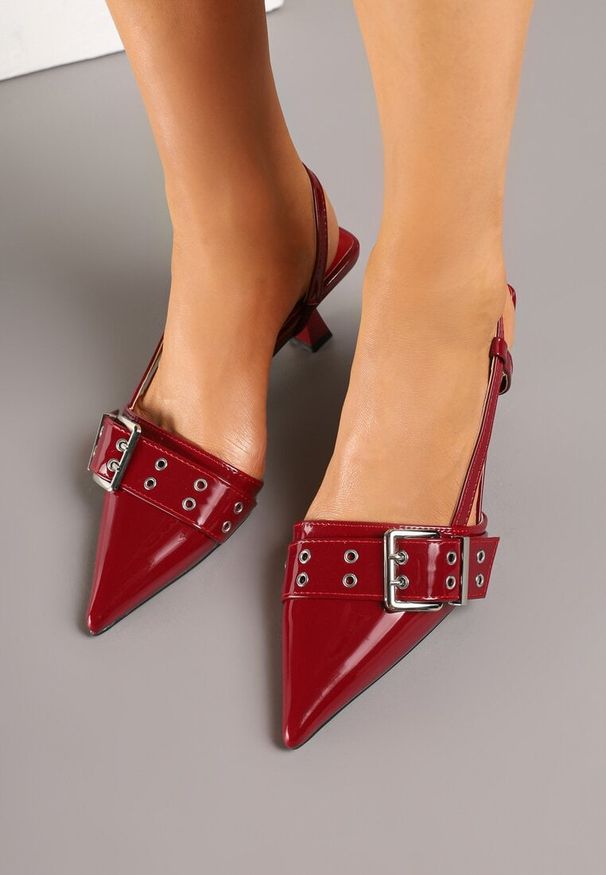 Born2be - Bordowo-Czerwone Sandały na Szpilce Kaczuszce z Paskiem Ozdobionym Klamrą Assedi. Okazja: na co dzień. Zapięcie: klamry. Kolor: czerwony. Materiał: jeans. Wzór: aplikacja. Obcas: na szpilce. Styl: casual, elegancki