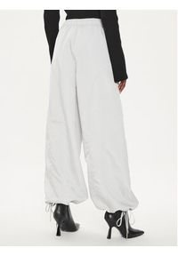 GESTUZ - Gestuz Spodnie materiałowe 10908112 Szary Relaxed Fit. Kolor: szary. Materiał: syntetyk