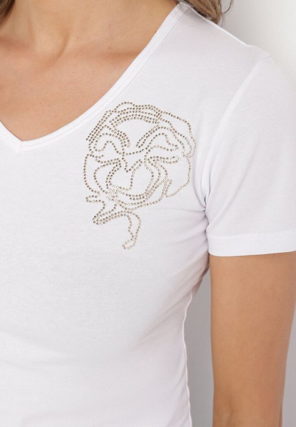 Born2be - Biały T-shirt z Bawełny z Cyrkoniowym Wzorem Uliavira. Okazja: na co dzień. Typ kołnierza: dekolt w kształcie V. Kolor: biały. Materiał: bawełna. Wzór: aplikacja. Styl: elegancki, casual