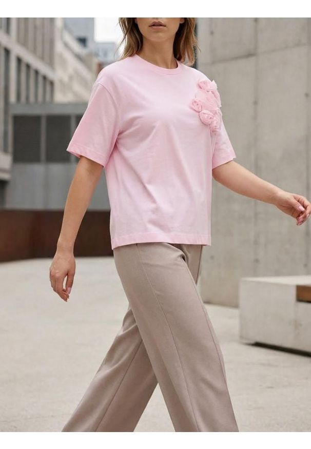 Sinsay - Koszulka z bawełną z aplikacją 3D - różowy. Kolor: różowy. Materiał: bawełna. Wzór: aplikacja