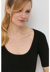 Guess sukienka kolor czarny mini rozkloszowana. Kolor: czarny. Materiał: materiał, dzianina, wiskoza. Długość rękawa: krótki rękaw. Wzór: gładki. Typ sukienki: rozkloszowane. Długość: mini #2