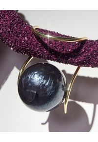 CULT GAIA - Czarna torebka z perłą. Kolor: czarny. Materiał: akryl