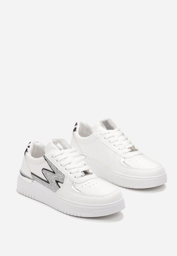 Born2be - Białe Sznurowane Sneakersy na Płaskiej Podeszwie z Metaliczną i Brokatową Wstawką Mebassa. Wysokość cholewki: przed kostkę. Kolor: biały. Szerokość cholewki: normalna. Obcas: na płaskiej podeszwie