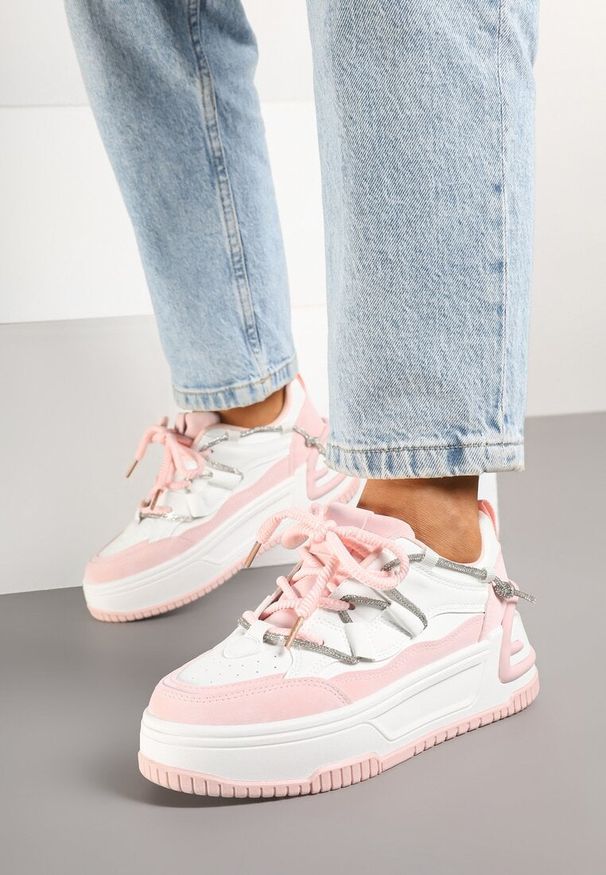 Renee - Biało-Różowe Sneakersy na Platformie z Paskiem z Cyrkonii Aneolin. Okazja: na co dzień. Zapięcie: pasek. Kolor: biały. Materiał: skóra, jedwab, koronka. Wzór: aplikacja. Obcas: na platformie
