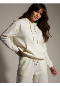 Sinsay - Dresowa bluza hoodie z kieszenią - kremowy. Kolor: kremowy. Materiał: dresówka