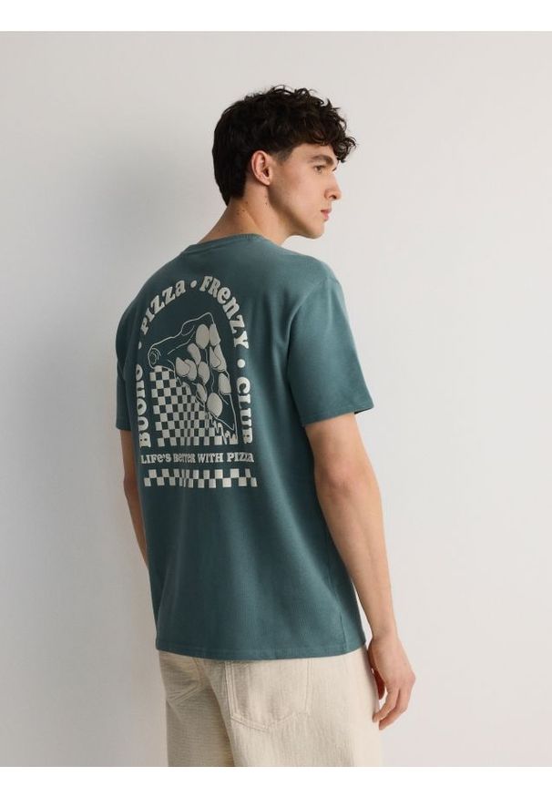 Reserved - T-shirt regular z haftem - morski. Kolor: morski. Materiał: bawełna, dzianina. Wzór: haft