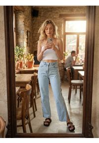 Sinsay - Prążkowany top na ramiączkach - biały. Kolor: biały. Materiał: prążkowany. Długość rękawa: na ramiączkach #1