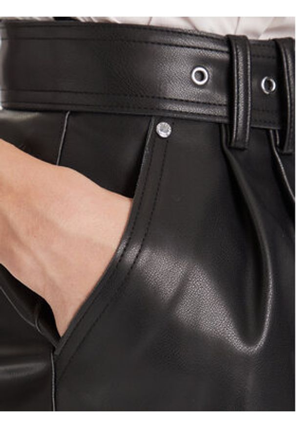 Morgan Szorty z imitacji skóry 242-SHOANE Czarny Slim Fit. Kolor: czarny. Materiał: skóra
