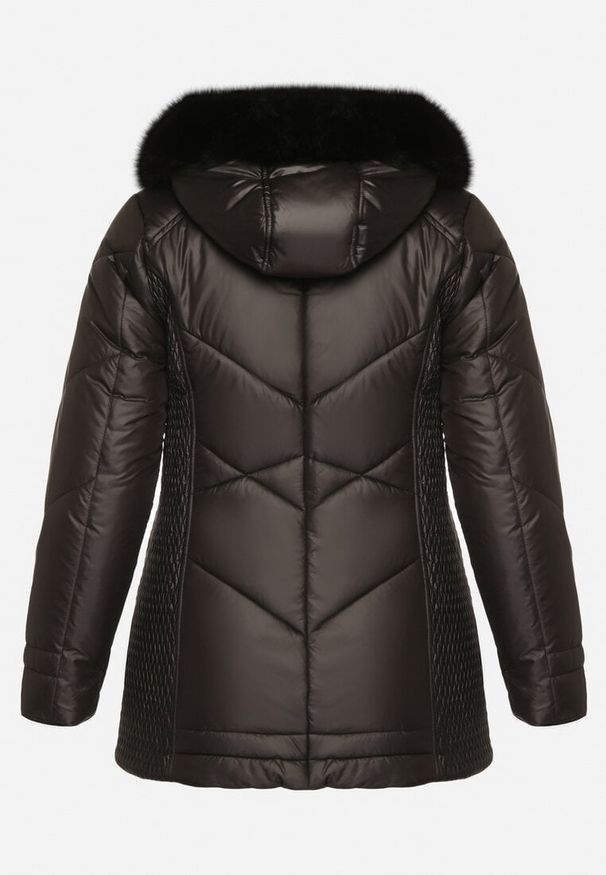 Born2be - Czarna Kurtka z Pikowanymi Przeszyciami i Kapturem z Futerkiem Vevea. Okazja: do pracy, na spacer, na co dzień, na spotkanie biznesowe. Kolekcja: plus size. Kolor: czarny. Materiał: futro. Styl: casual, elegancki, biznesowy