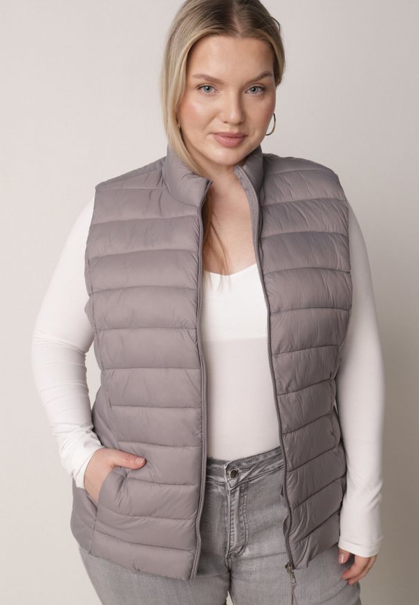 Born2be - Szara Pikowana Kamizelka Przejściowa ze Stójką Edanwen. Typ kołnierza: kołnierzyk stójkowy. Kolekcja: plus size. Kolor: szary. Materiał: jeans, nylon. Styl: klasyczny