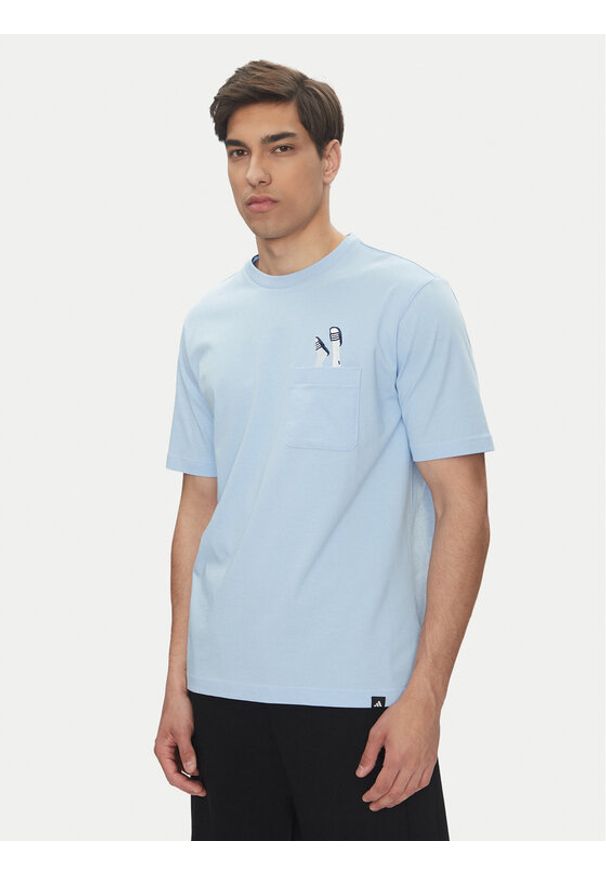 Adidas - adidas T-Shirt Lounge Slides Graphic Pocket JM0376 Niebieski Regular Fit. Kolor: niebieski. Materiał: bawełna