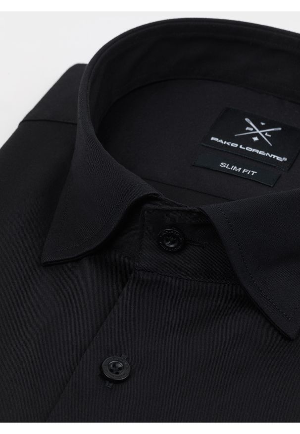 Pako Lorente - PAKO LORENTE – Koszula męska w kolorze czarnym P21WF-1X-174-C-S. Typ kołnierza: kołnierzyk klasyczny. Kolor: czarny. Materiał: bawełna, elastan. Długość rękawa: długi rękaw. Długość: długie. Wzór: gładki. Styl: klasyczny, elegancki