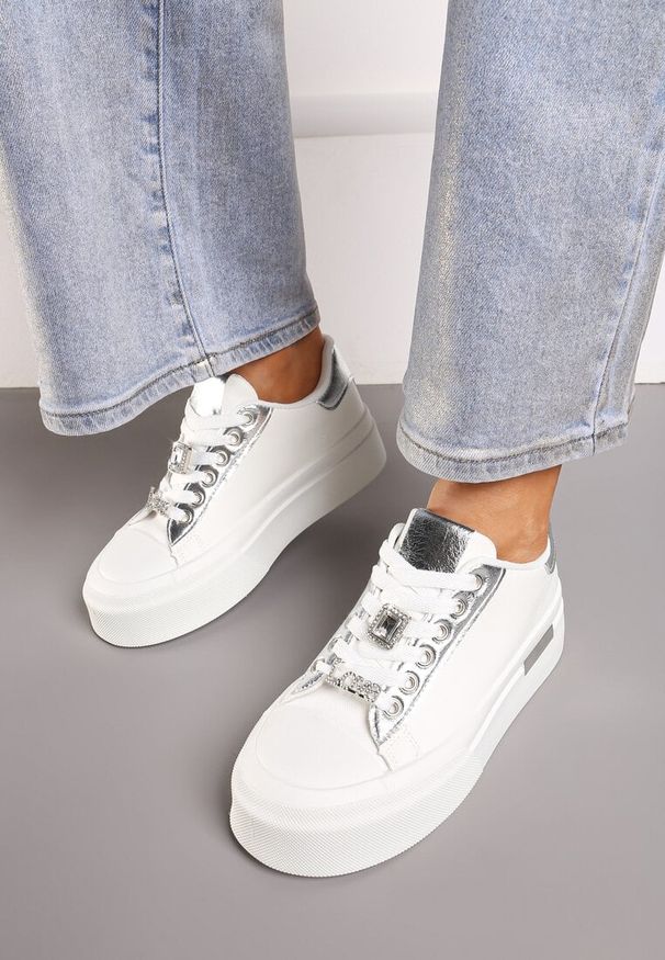 Born2be - Biało-Srebrne Sneakersy na Grubej Podeszwie z Metalicznymi Wstawkami i Cyrkoniami Himaria. Zapięcie: sznurówki. Kolor: biały. Materiał: jedwab, jeans