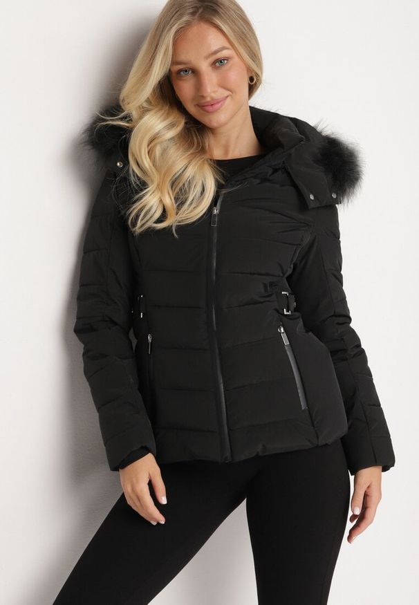 Born2be - Czarna Pikowana Kurtka o Taliowanym Kroju z Kapturem i Futerkiem Saginia. Okazja: na co dzień. Typ kołnierza: kaptur. Kolor: czarny. Materiał: futro. Długość rękawa: długi rękaw. Długość: długie. Styl: casual, elegancki