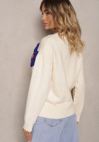 Renee - Beżowy Sweter z Dodatkiem Wiskozy Ozdobiony Kwiatami 3D Nanivia. Okazja: na co dzień. Kolor: beżowy. Materiał: wiskoza. Długość rękawa: długi rękaw. Długość: długie. Wzór: aplikacja, kwiaty. Styl: klasyczny, elegancki, casual