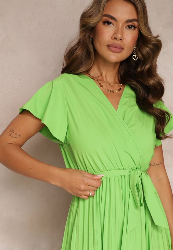 Renee - Zielona Koktajlowa Maxi Sukienka Ozdobiona Plisami z Trójkątnym Dekoltem i Wiązaniem w Talii Phoelia. Okazja: na imprezę. Kolor: zielony. Wzór: aplikacja. Styl: wizytowy. Długość: maxi