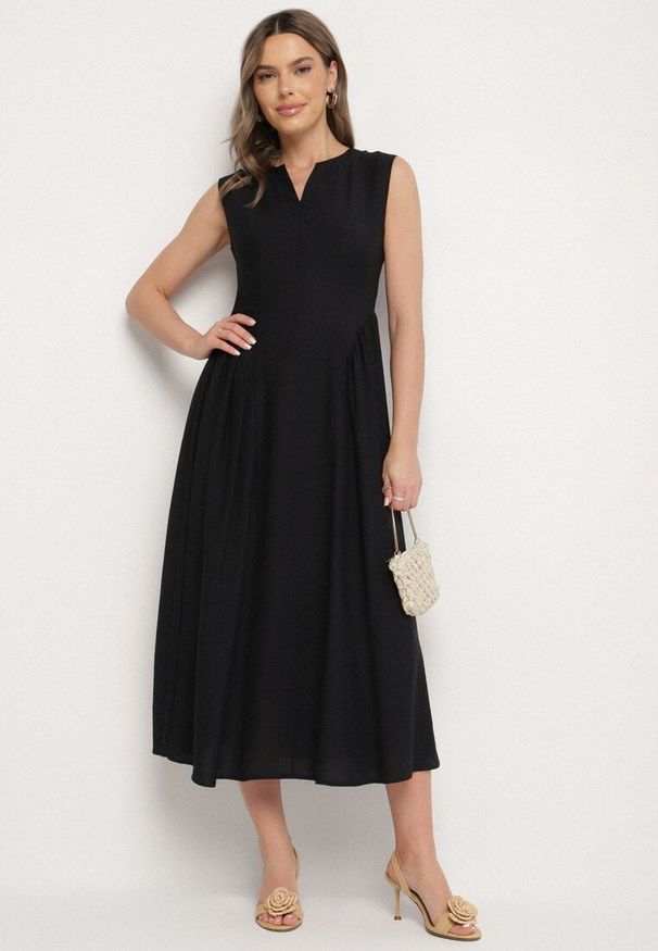 Born2be - Czarna Wiskozowa Sukienka o Rozkloszowanym Kroju Lirice. Okazja: na co dzień. Kolor: czarny. Materiał: wiskoza. Typ sukienki: proste. Styl: casual, elegancki, klasyczny