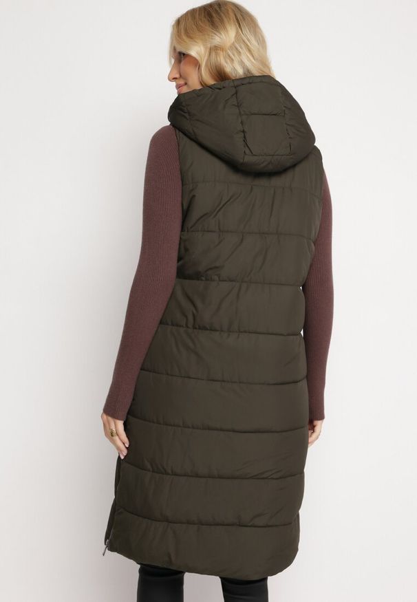 Born2be - Ciemnozielona Długa Kamizelka Bezrękawnik z Klasycznym Pikowaniem i Kapturem Shin. Typ kołnierza: golf. Kolor: zielony. Materiał: dzianina, jeans. Długość rękawa: bez rękawów. Długość: długie. Styl: klasyczny