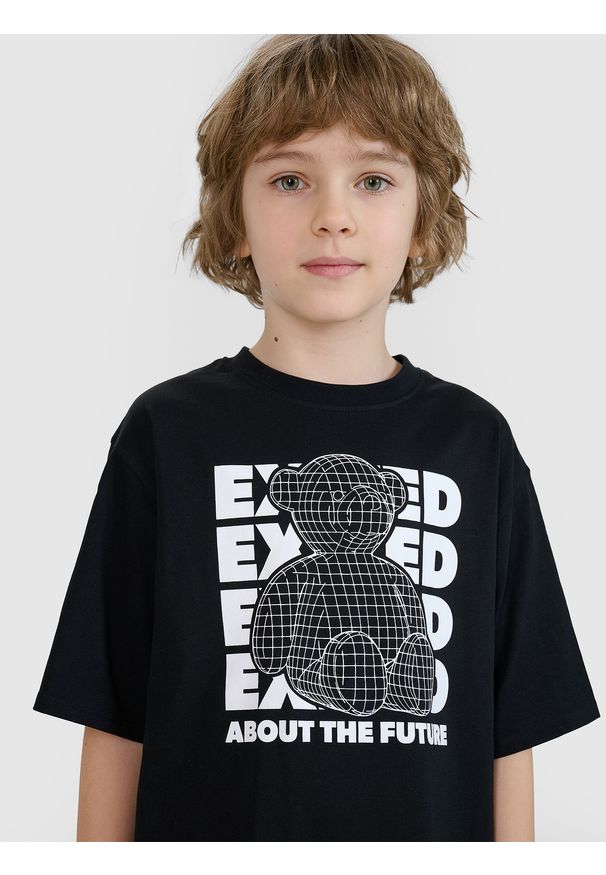 4f - 4F T-shirt oversize z nadrukiem chłopięcy - czarny 164 (13-14 lat). Okazja: na co dzień. Kolor: czarny. Materiał: dzianina, bawełna, jersey. Długość rękawa: krótki rękaw. Długość: krótkie. Wzór: nadruk. Sezon: lato. Styl: klasyczny, sportowy, casual