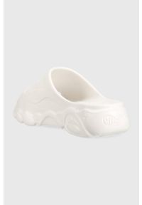 Buffalo klapki Cld Slide damskie kolor biały na platformie 1622261. Kolor: biały. Materiał: materiał. Wzór: gładki. Obcas: na platformie #4