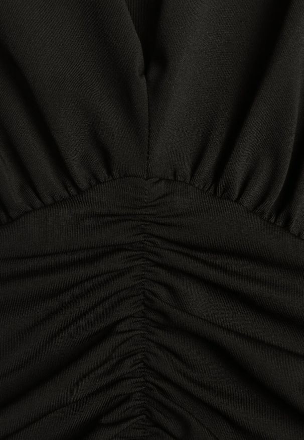 Born2be - Czarna Marszczona Sukienka Taliowana z Wiskozą z Dekoltem V i Długim Rękawem Emirie. Okazja: na co dzień, na spotkanie biznesowe. Typ kołnierza: dekolt w kształcie V. Kolor: czarny. Materiał: wiskoza. Długość rękawa: długi rękaw. Styl: casual, biznesowy