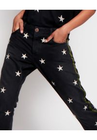 ONETEASPOON - Czarne jeansy w gwiazdy Saints. Stan: obniżony. Kolor: czarny. Wzór: aplikacja. Styl: rockowy
