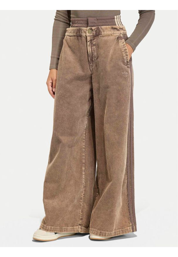 Adidas - adidas Spodnie materiałowe Corduroy Sst KD8782 Brązowy Wide Leg. Kolor: brązowy. Materiał: bawełna
