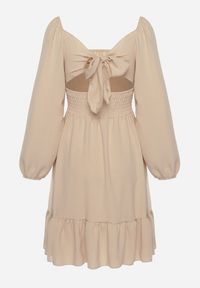Born2be - Jasnobeżowa Sukienka Auxede. Typ kołnierza: dekolt kwadratowy. Kolor: beżowy. Materiał: tkanina. Długość rękawa: długi rękaw. Wzór: gładki #4