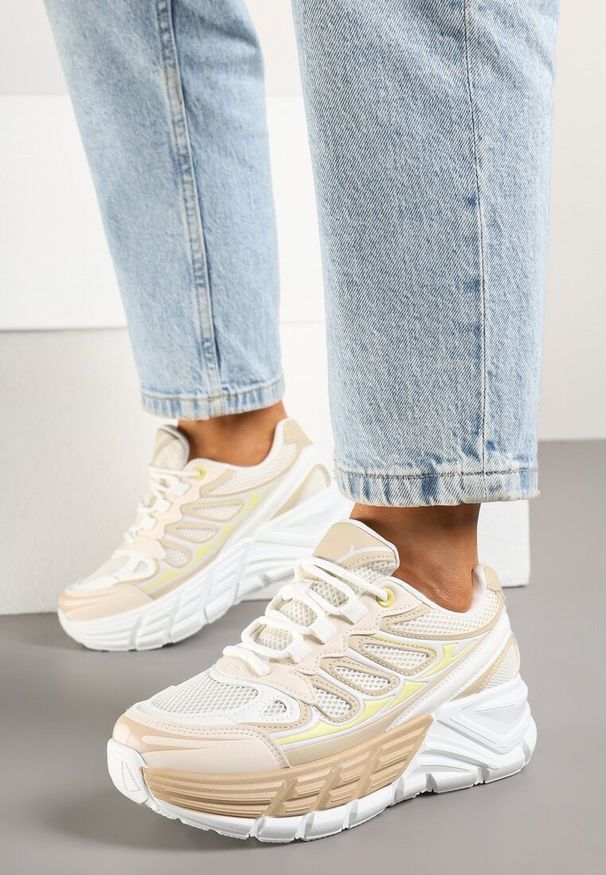 Born2be - Beżowe Sneakersy w Streetwearowym Stylu na Grubej Podeszwie z Tłoczeniami Siltewi. Okazja: na co dzień. Nosek buta: okrągły. Zapięcie: sznurówki. Kolor: beżowy. Materiał: jeans
