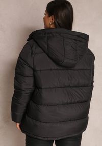 Renee - Czarna Kurtka z Kapturem Pikowana Helnee. Okazja: na co dzień. Typ kołnierza: kaptur. Kolekcja: plus size. Kolor: czarny. Długość: długie. Materiał: tkanina. Długość rękawa: długi rękaw. Sezon: jesień, zima. Styl: casual #3