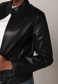 Born2be - Czarna Klasyczna Kurtka Ramoneska o Dopasowanym Kroju ze Stójką Leamariel. Okazja: na co dzień. Typ kołnierza: kołnierzyk stójkowy. Kolor: czarny. Materiał: jeans, skóra, poliester. Styl: klasyczny #5